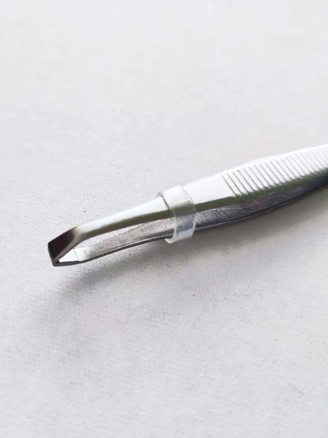 Mertz Пинцет косметический для коррекции бровей скошенный A213RF, 9 см 19135