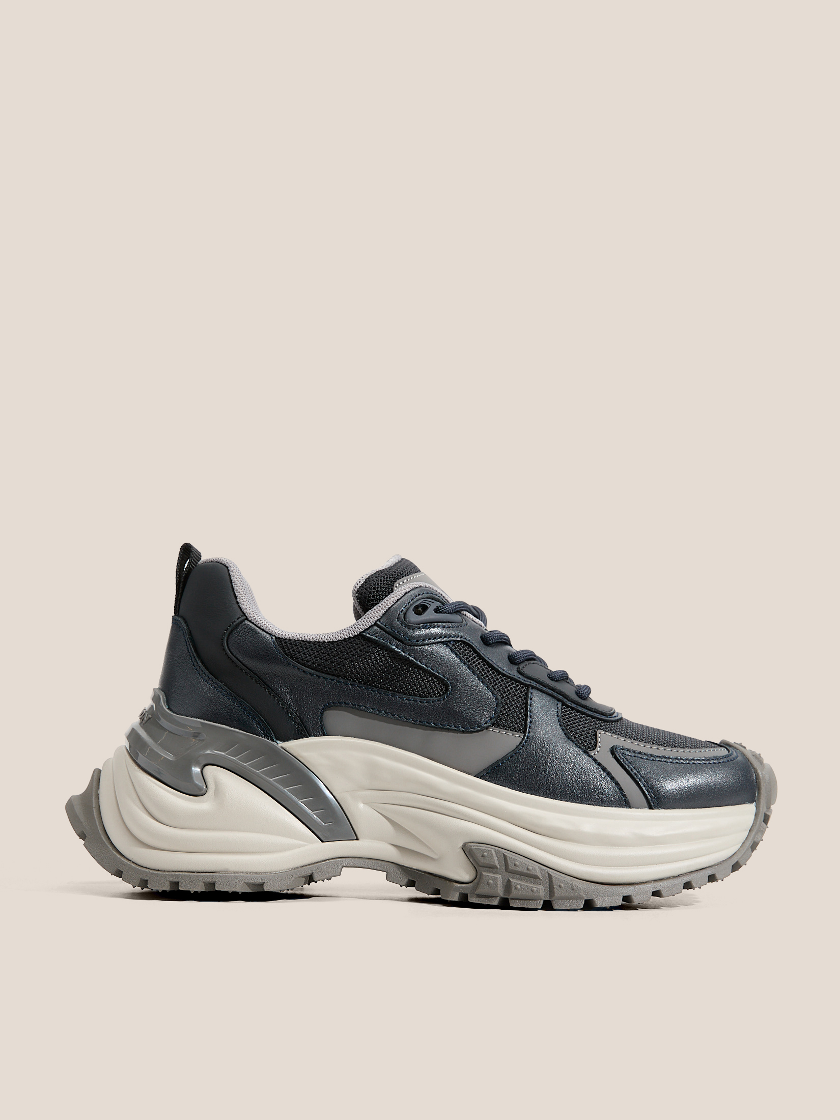 Женские кроссовки